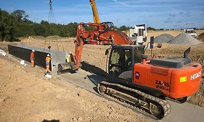 chantier d'installation d'éléments préfabriqués en béton