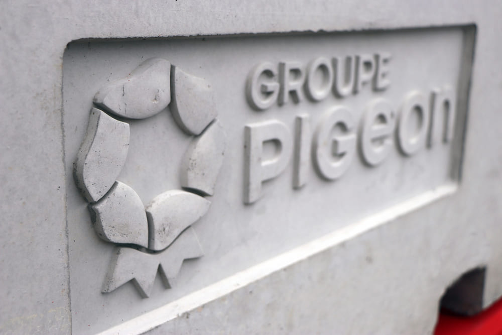 logo Groupe Pigeon PlugNBloc gris
