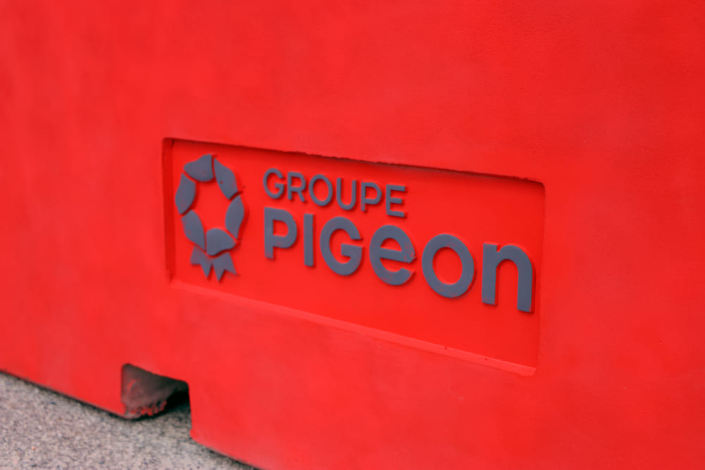 logo Groupe Pigeon sur PlugNBloc rouge